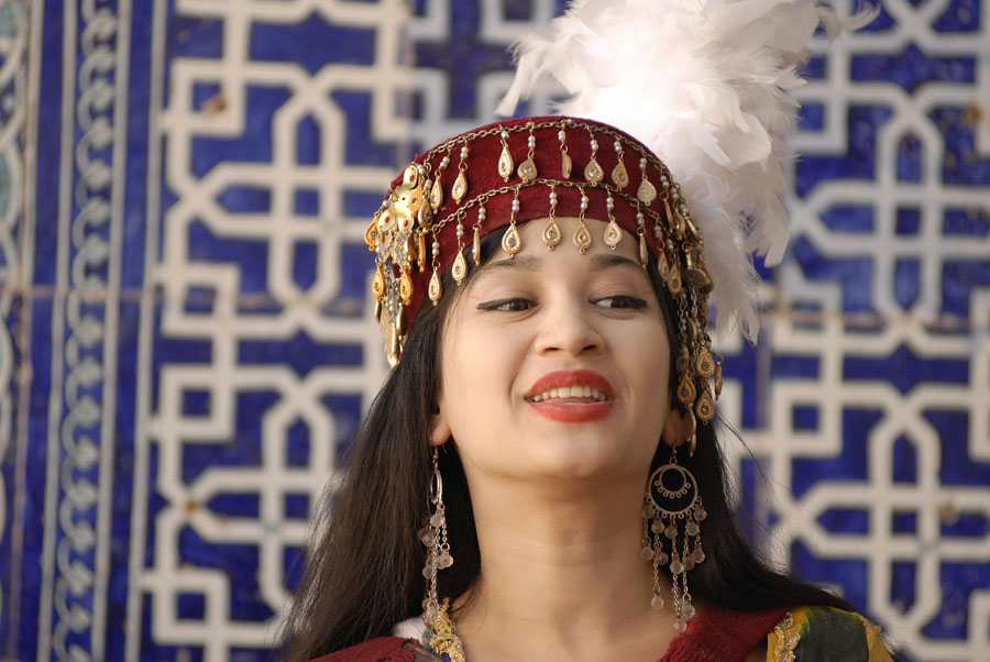 077 Usbekisches Maedchen bei Folkloredarbietung in Shiwa