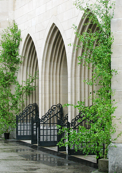 043 Kirchenportal mit Fronleichnamschmuck