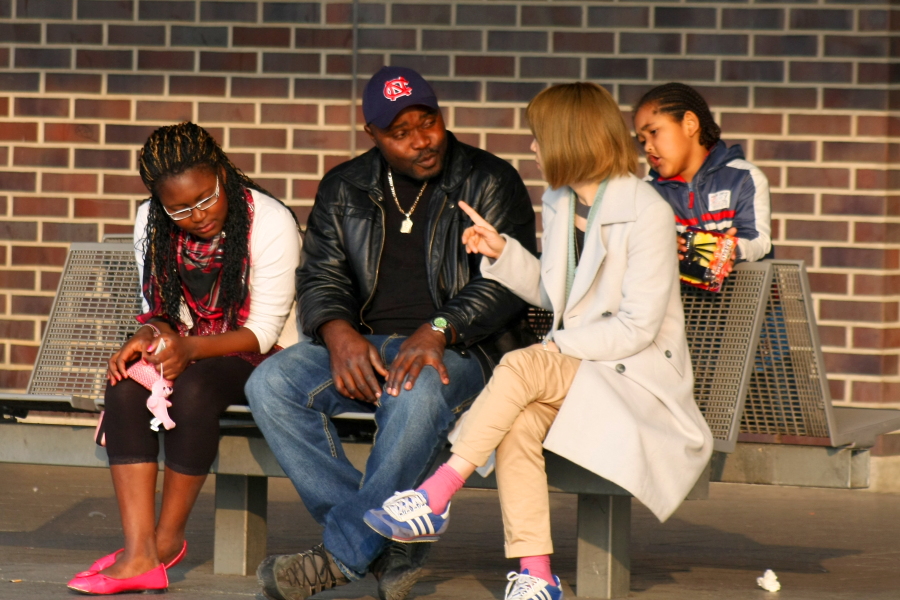 022 Menschen am Bahnhof IV