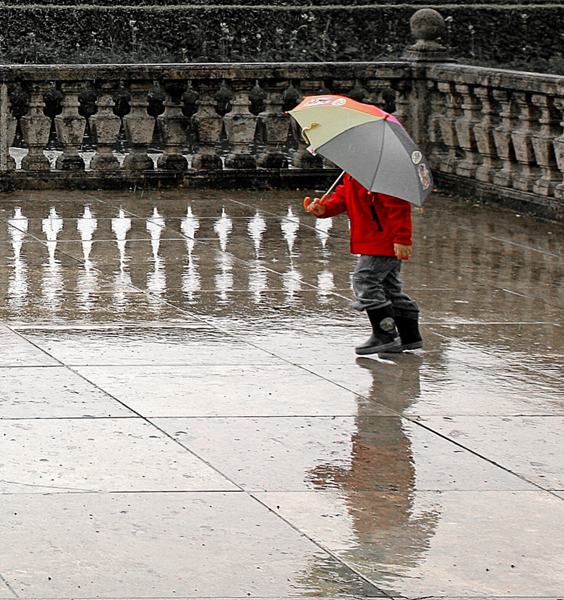 033 kleiner Mann im Regen