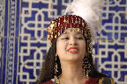 077 Usbekisches Maedchen bei Folkloredarbietung in Shiwa